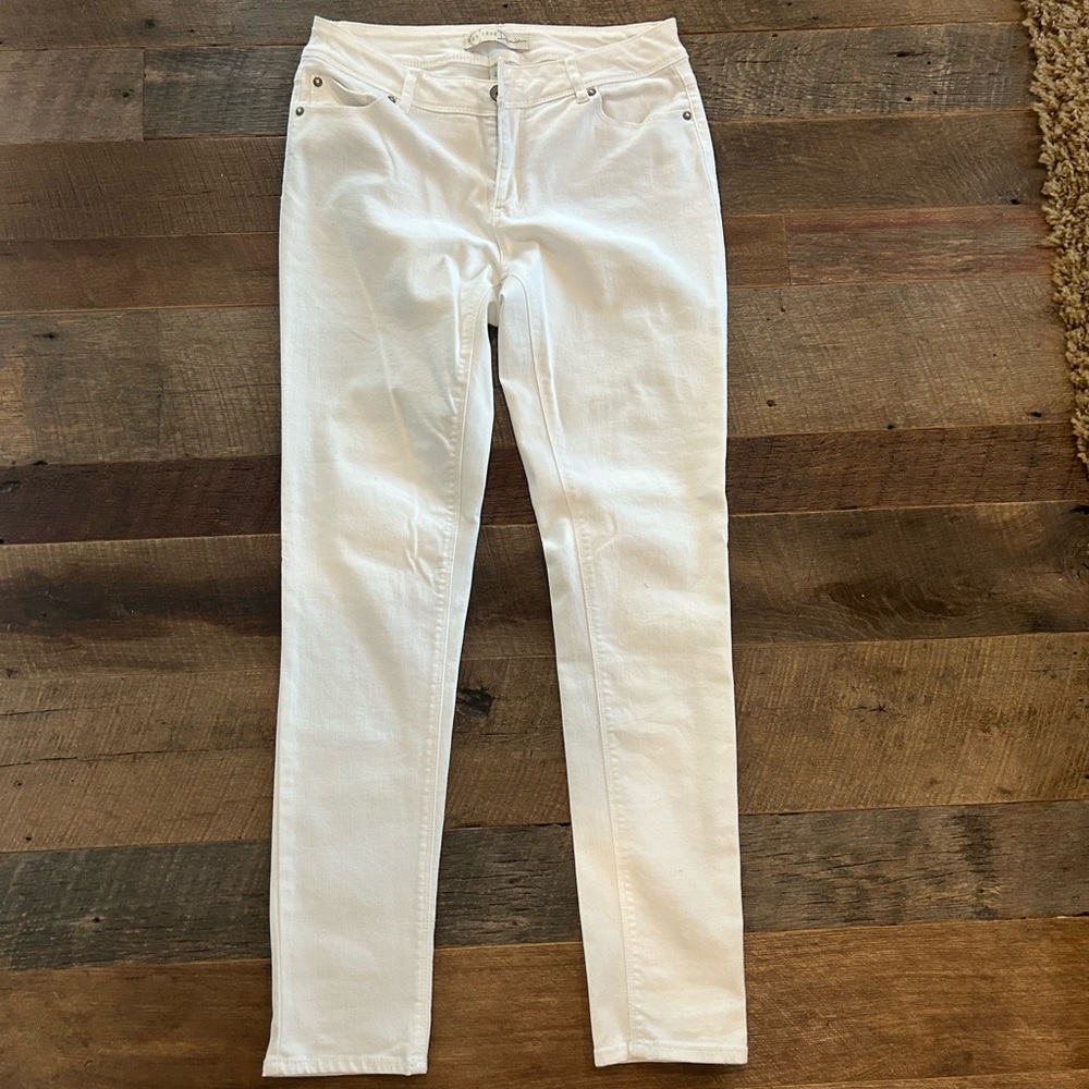 Like new pair of white skinny jeans
Size 8